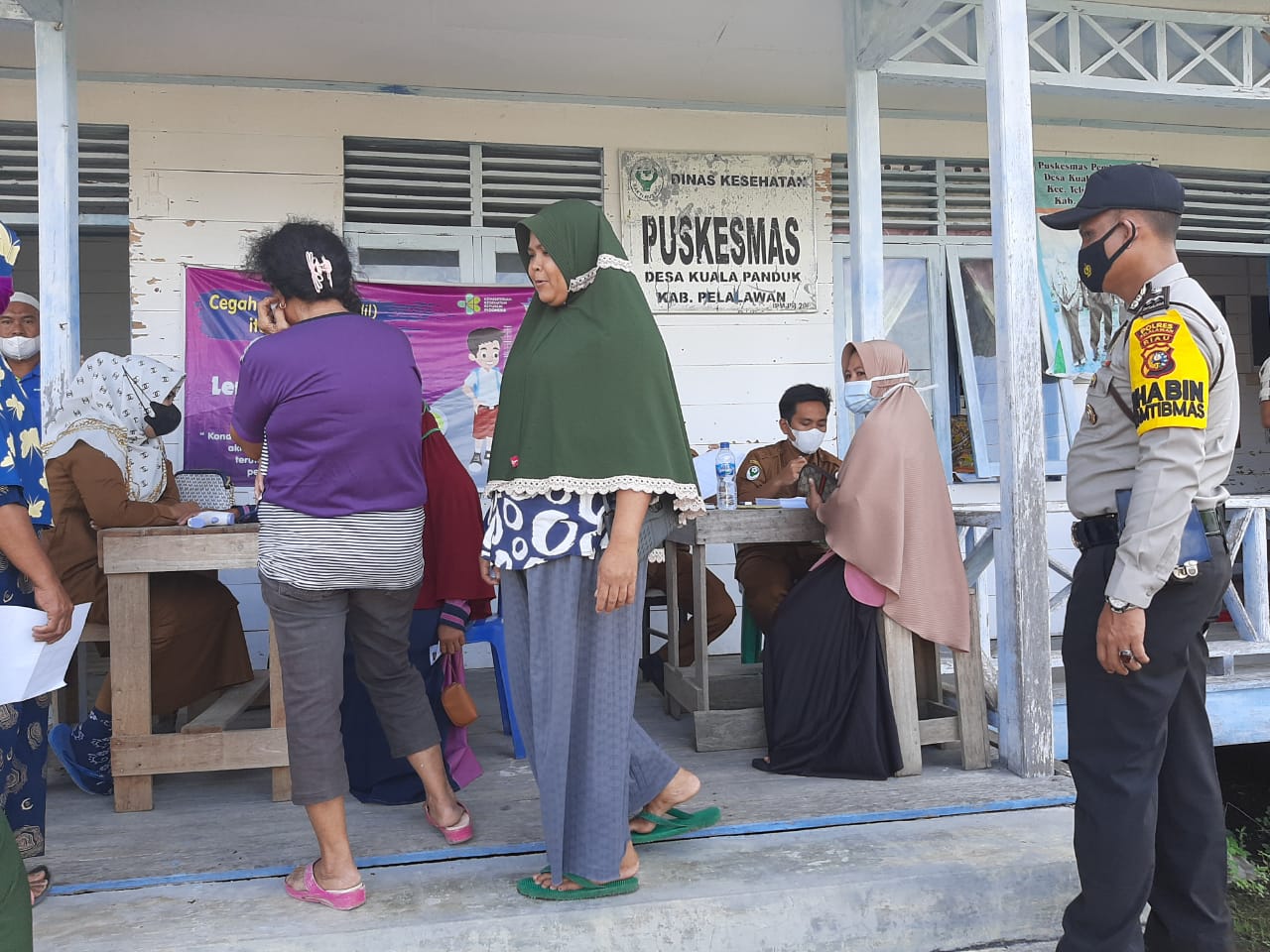 Bhabinkamtibmas Polsek Teluk Meranti Pantau Giat Vaksinasi di Desa Petodaan