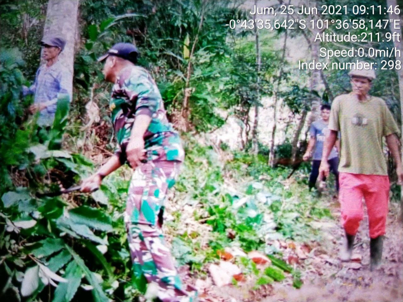 Babinsa Koramil 06 /Cerenti Kodim 0302/ Inhu Bersama Masyarakat Gotong Royong 