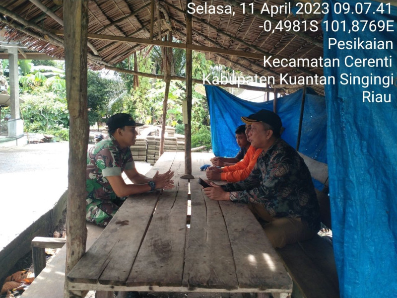 Kopda Muhammad Soleh Babinsa Koramil 06/Cerenti Kodim 0302/Inhu Lakukan Komsos di Bulan Suci Ramadhan