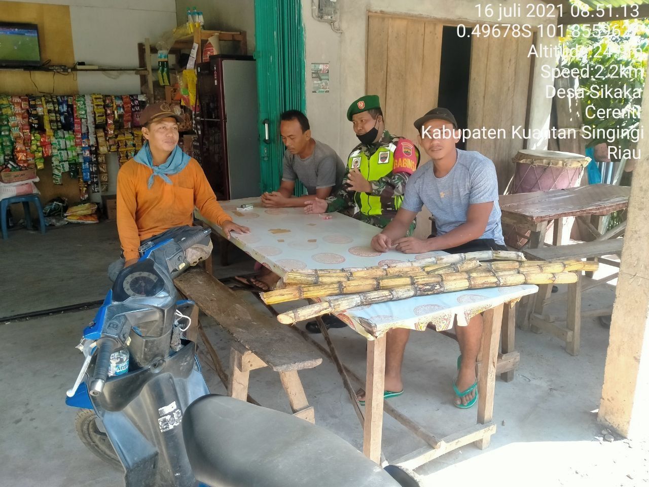 Babinsa Koramil 06/Cerenti Dim 0302/Inhu,Serda Dumen Siregar Laksanakan Komsos Bersama Warga Binaanya