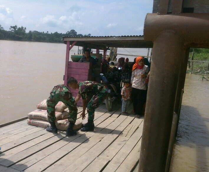 Pakai Pompong, TNI Bawa Material TMMD 109, Menyeberangi Sungai Indragiri Ke Desa Tanjung Sari