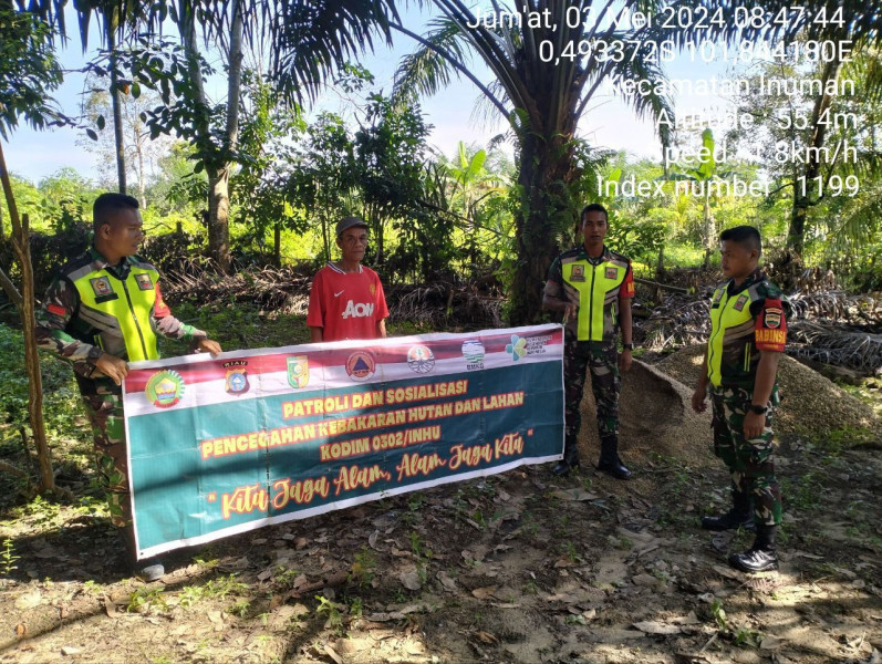 Di Desa Bedeng Sikuran Kecamatan Inuman, Babinsa Koramil 06/Cerenti Kodim 0302/Inhu Patroli Dan Sosialisasi  Karhutla