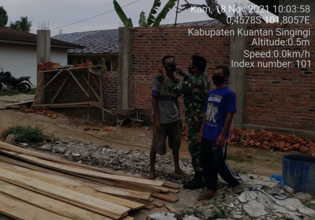 Babinsa Koramil 06/Cerenti Kodim 0302/Inhu Babinsa Membagikan Masker Untuk Masyarakat di Desa Pulau Bayur Kecamatan Cerenti