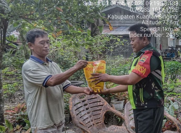 Babinsa Koramil 06/Cerenti Kodim 0302/Inhu  Memberi Bantuan Sembako Untuk Masyarakat Desa Pulau Panjang Hulu