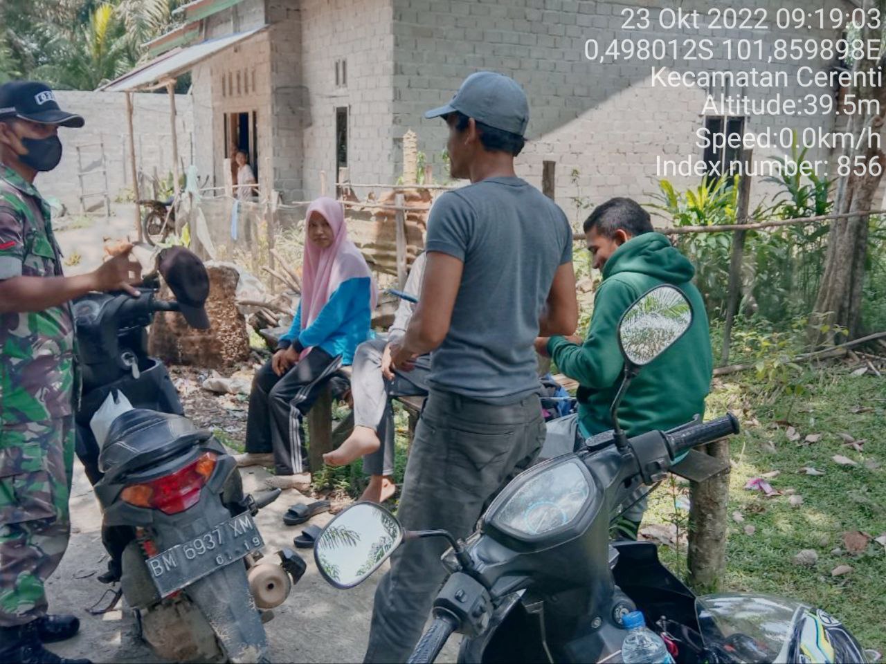 Di Desa Tanjung Medan Kopda Junedi Babinsa Koramil 06 /Cerenti Kodim 0302/ Inhu Komsos Dengan Warga