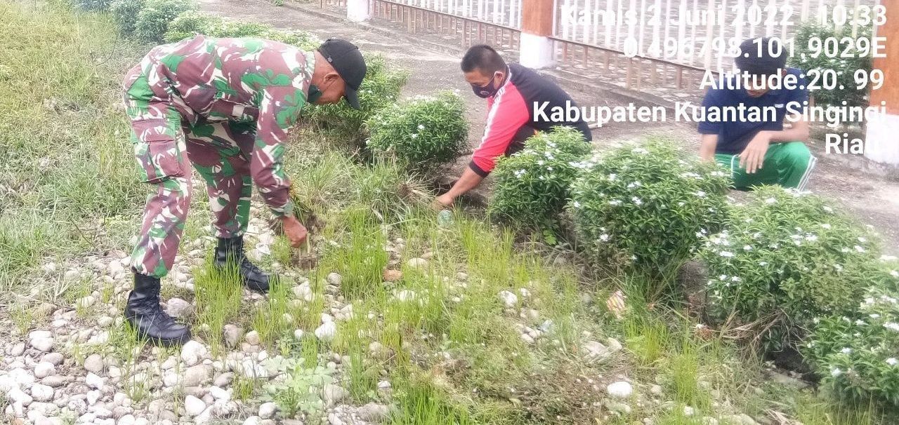 Kebersamaan Babinsa Koramil 06/Cerenti Kodim 0302/Inhu Dan Perangkat Desa Pesikaian