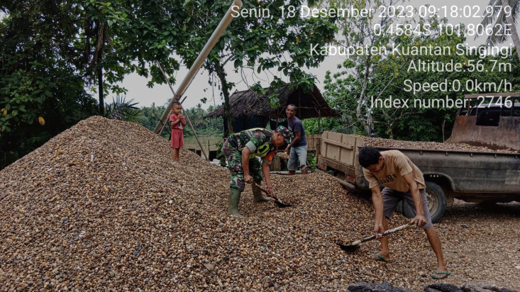 Serka Heriyus Saputera Babinsa Koramil 06/Cerenti Kodim 0302/Inhu  Bergotong Royong Dengan Masyarakat Desa Pasar Inuman Kecamatan Inuman Kabupaten Kuansing