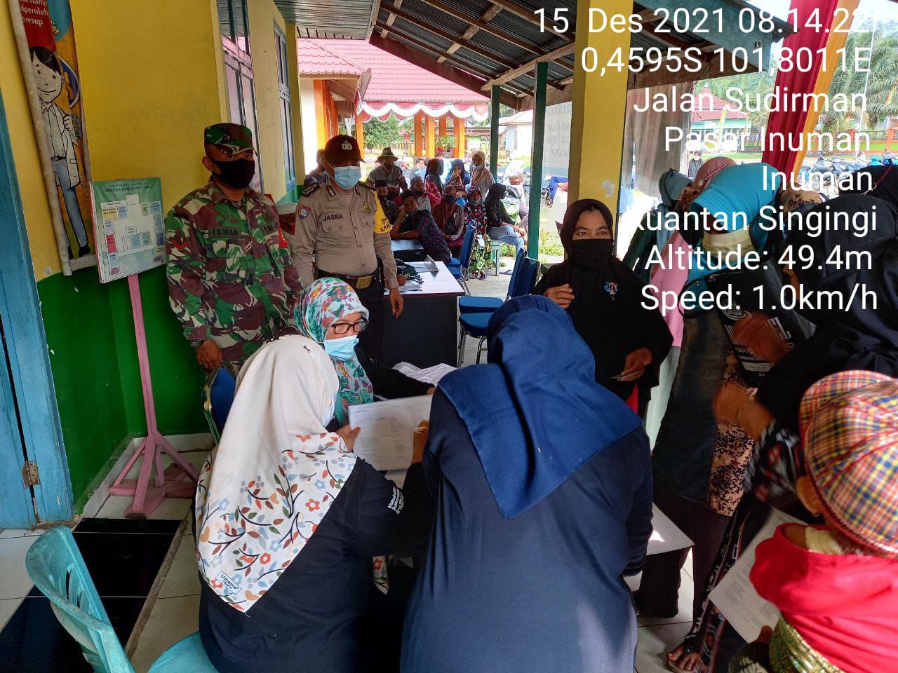 Babinsa Koramil 06/Cerenti Kodim 0302/Inhu,Kopda Irwan Bersama Sertu Efison Dampingi Warga Binaan Vaksinasi, Babinsa Tetap Ingatkan Prokes Saat Vaksinasi