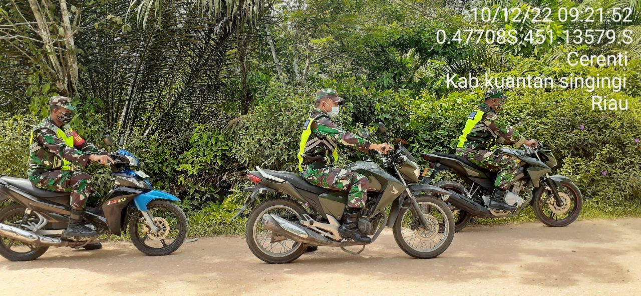 Tingkatkan Pengawasan Karlahut, Babinsa Koramil 06/ Cerenti Kodim 0302/ Inhu,Sertu Efison Bersama Dengan Anggota Koramil Lainnya Laksanakan Patroli di Desa Tanjung Medan Kecamatan Cerenti Kabupaten Kuansing 