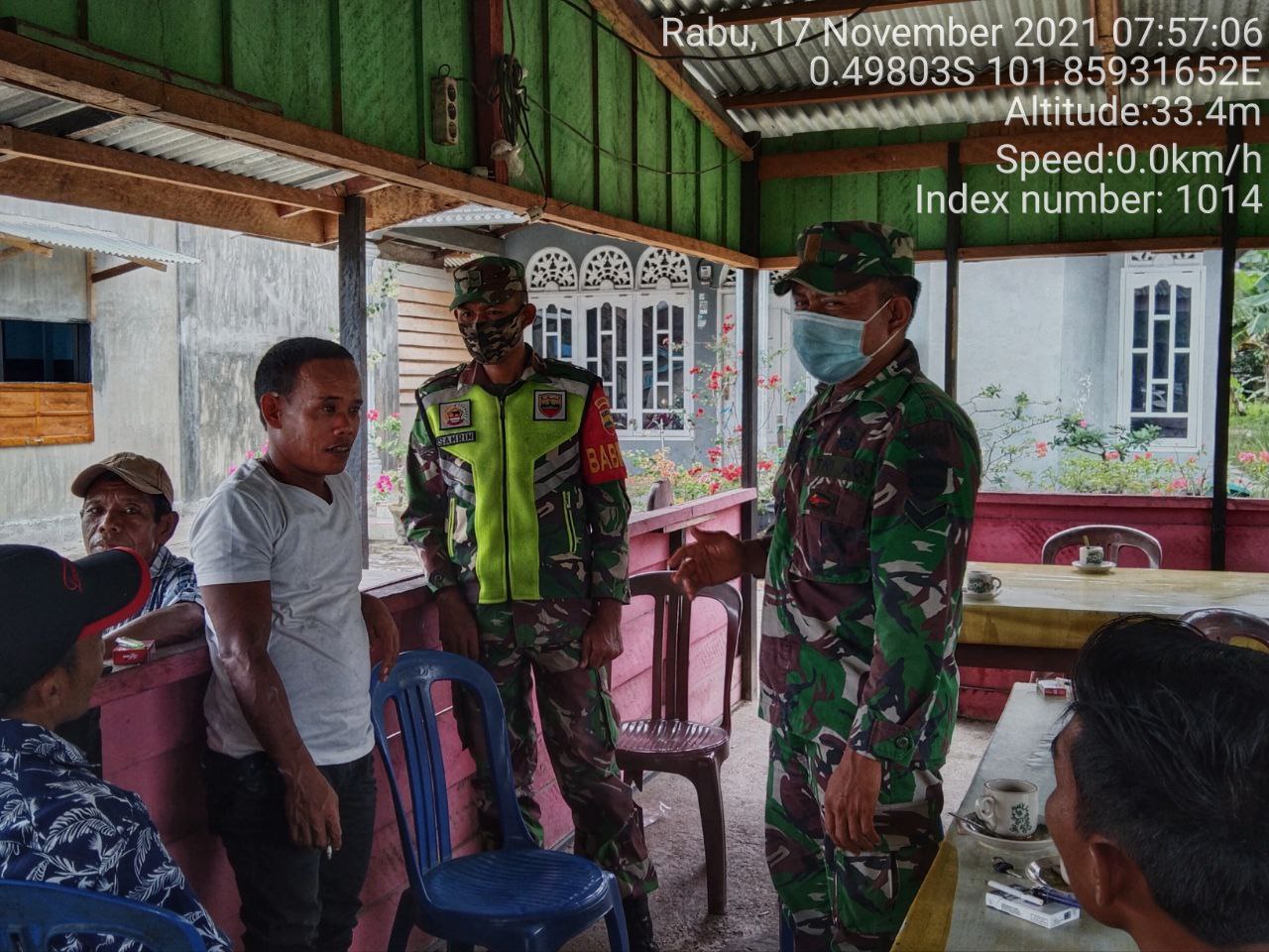 Babinsa Koramil 06/Cerenti Dim 0302/Inhu Berikan Sosialisasi Serta Himbauan Kepada Warga Agar Patuhi Prokes Covid-19 di Desa Pulau Busuk