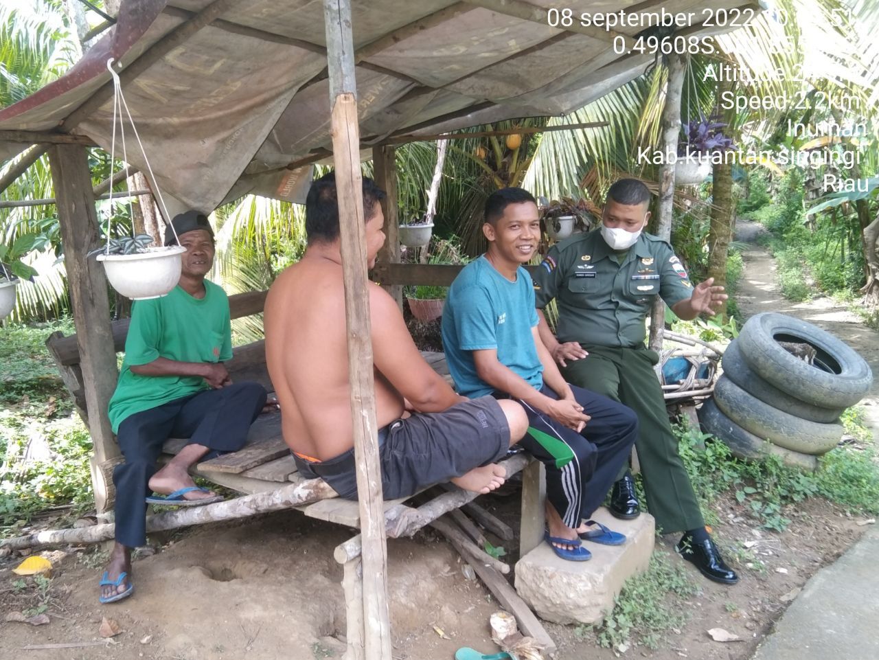 Babinsa Koramil 06/Cerenti Kodim 0302/Inhu Komsos Dengan Warga Binaan Memberikan Pengertian Untuk Selalu Menjaga Protokol Kesehatan di Desa Pulau Panjang Hilir