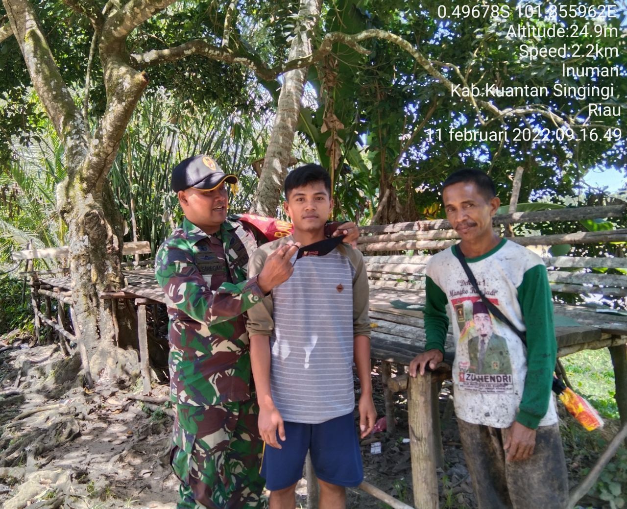 Babinsa Koramil 06/Cerenti Kodim 0302/Inhu  Bagikan Masker Gratis Upaya Memperkecil Penyebaran Virus Covid-19 di Pulau Panjang Hilir