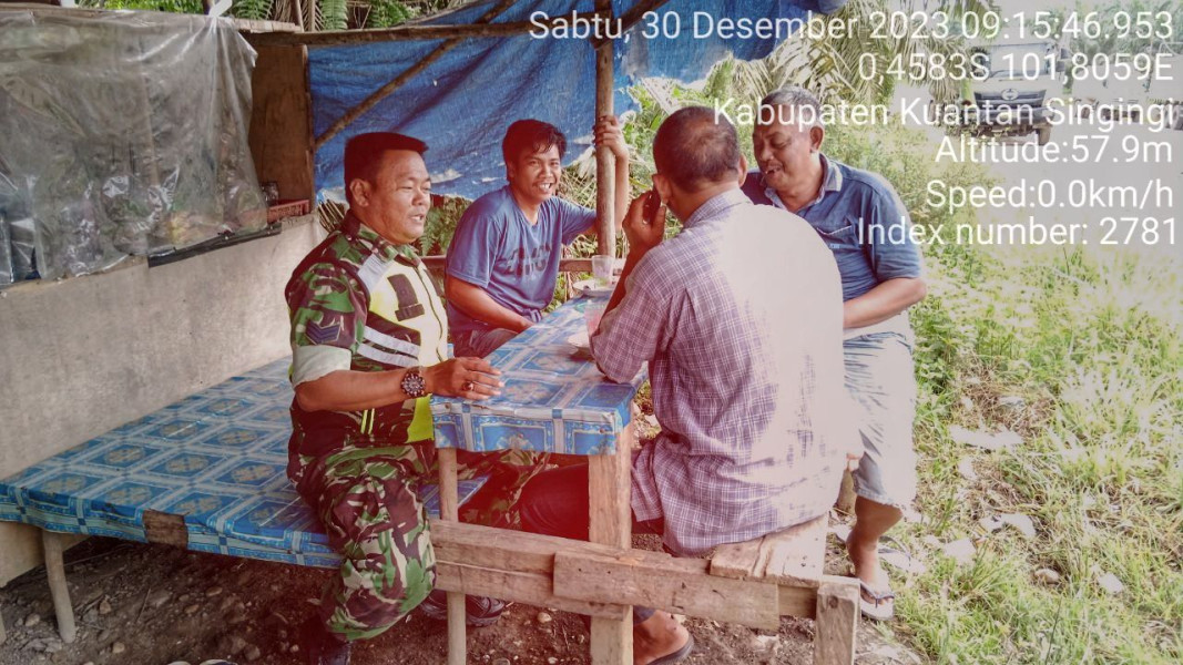 Serka Heriyus Saputera Babinsa Koramil 06/Cerenti  Kodim  0302/Inhu  lakukan Komsos Di Kampung Pancasila Desa Bedeng Sikuran