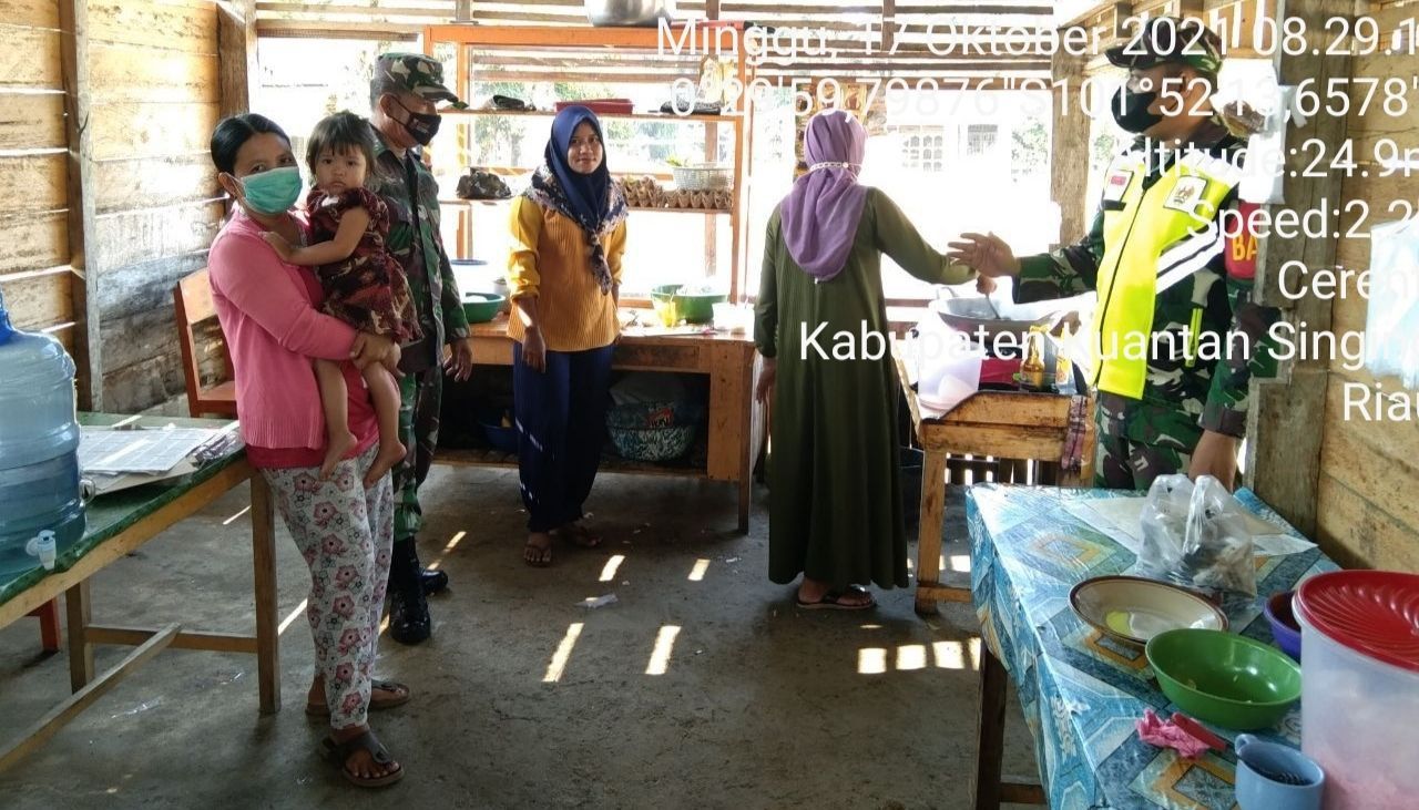 Babinsa Koramil 06/Cerenti Dim 0302/Inhu Berikan Sosialisasi Serta Himbauan Kepada Warga Agar Patuhi Prokes Covid-19 di Drsa Pulau Bayur