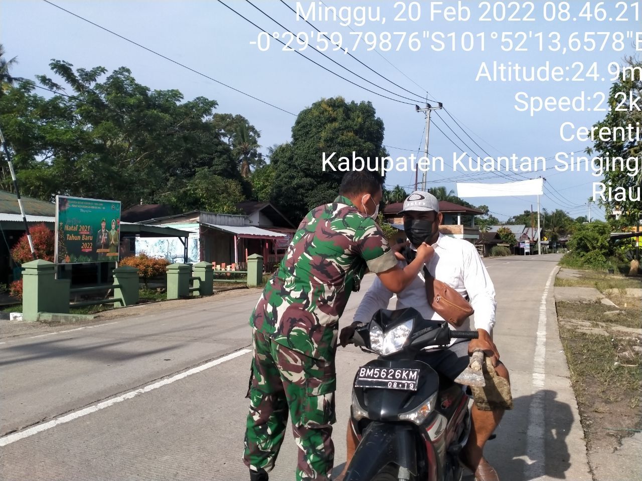 Babinsa Koramil 06/ Cerenti Dim 0302/Inhu Bagikan Masker Gratis Kepada Warga Yang Melintas di Depan Kantor Koramil 06/Cerenti, Sebagai Upaya Memutus Penularan Covid-19