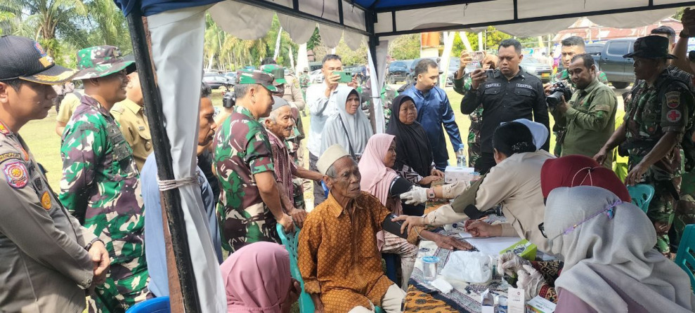 Satgas TMMD Ke-120 Kodim 0302/Inhu, Dalam Penutupan TMMD Ke-120 Laksanakan Pengobatan Gratis di Desa Redang
