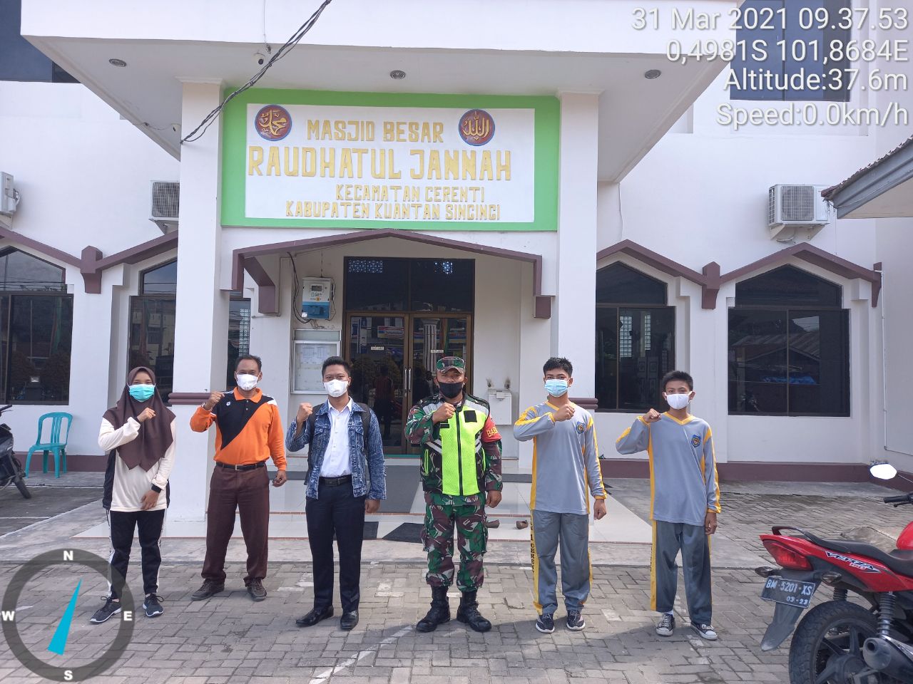 Babinsa Koramil 06/Cerenti Dim 0302/Inhu Ajak Siswa Bersihkan Rumah Ibadah