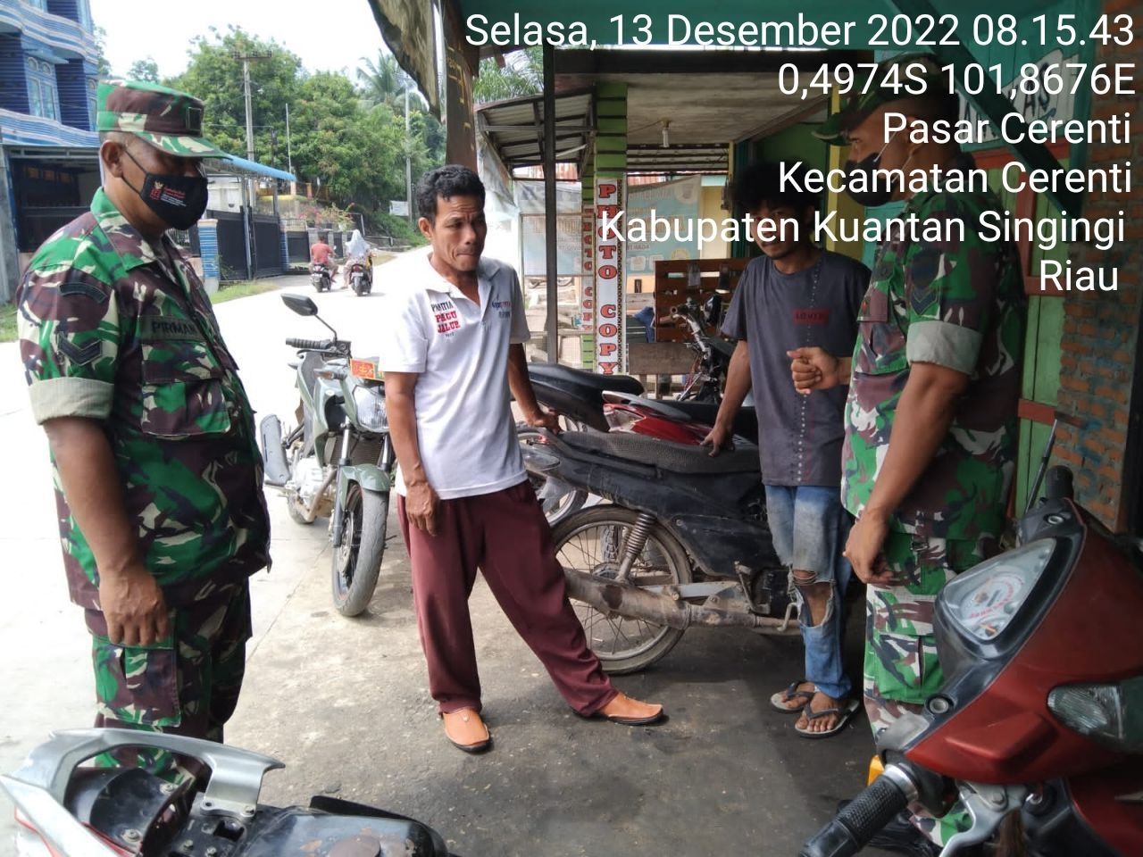 Sertu Firman Bersama Babinsa Koramil 06/Cerenti Kodim 0302/Inhu Lainnya  Berikan Sosialisasi Serta Himbauan Kepada Warga Agar Patuhi Prokes Covid-19