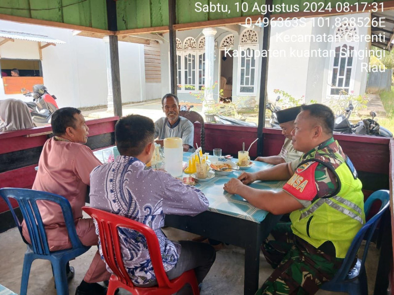 Babinsa Koramil 06/Cerenti Kodim 0302/Inhu  melakukan Kegiatan Komsos Dengan Masyarakat  Desa Binaan  di Kampung Baru Timur Kecamatan Cerenti 