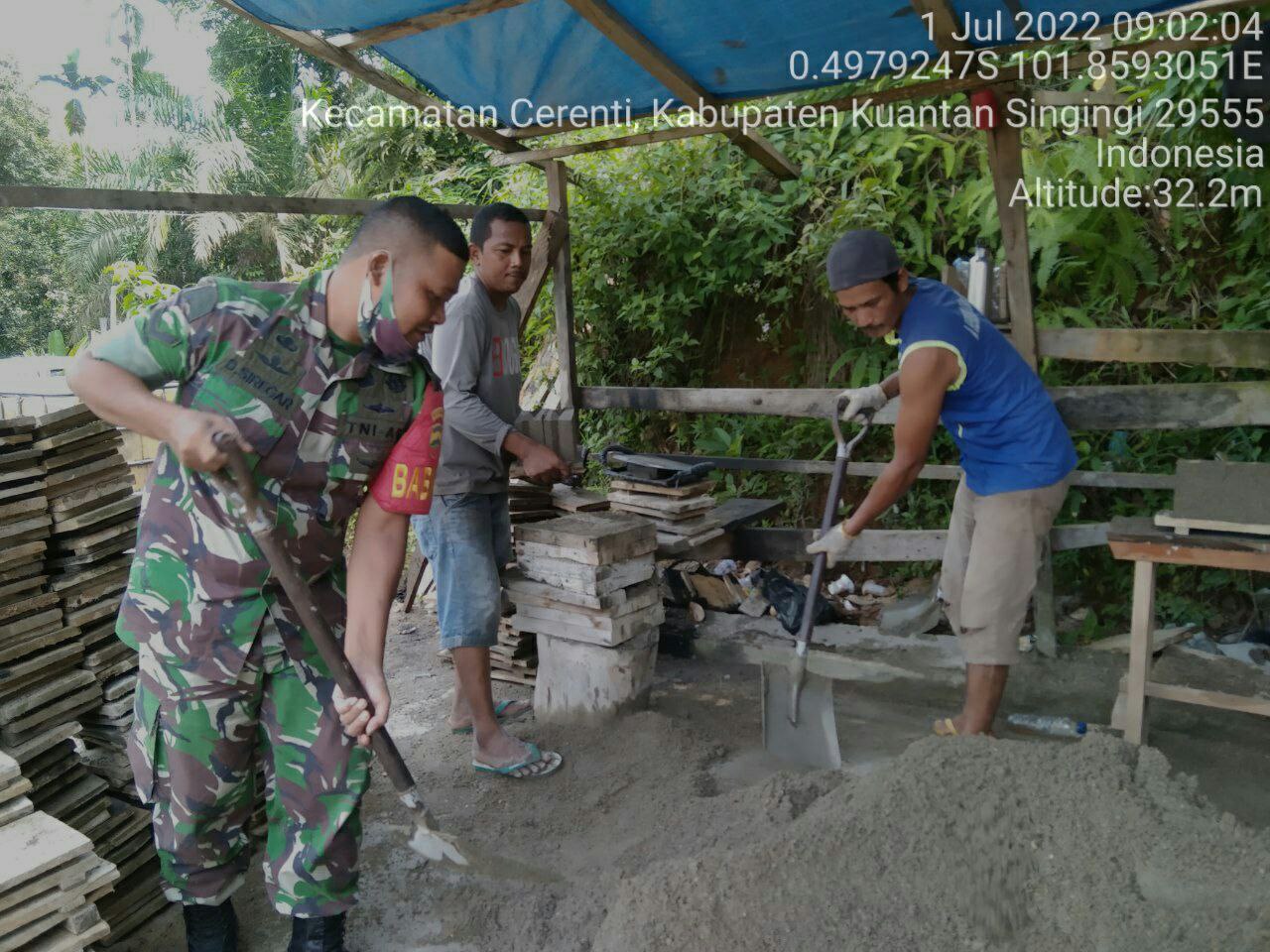 Babinsa Koramil 06/Cerenti Kodim 0302/Inhu Motivasi dan Bantu Warga Pembuatan Batako Babinsa Ingatkan Tetap Jaga Kualitas dan Mutu
