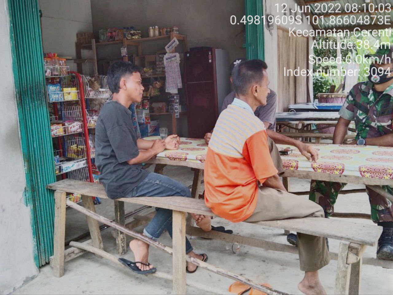 Babinsa Koramil 06/Cerenti Kodim 0302/Inhu Komsos Dengan Warga di Warung Kelontong Kecamatan Cerenti