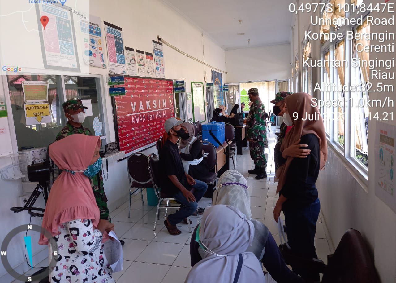 Serka M.Amin dan Kopda Irwan Babinsa Koramil 06/Cerenti Dampingi Nakes Untuk Berikan Suntik  Vaksin Dosis- II Kepada Warga