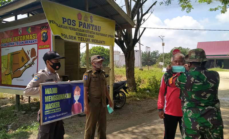 Polsek Teluk Meranti Lakukan Penertiban Prokes dan Bagikan Masker