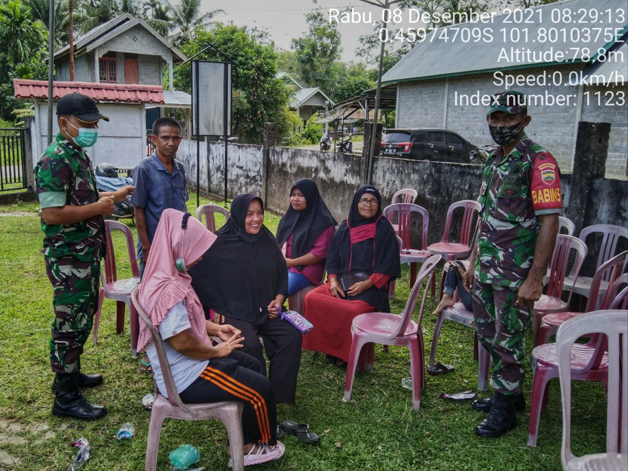 Babinsa Koramil 06/Cerenti Kodim 0302/Inhu  Berikan Sosialisasi Serta Himbauan Kepada Warga Agar Patuhi Prokes Covid-19 Kampung Baru Kecamatan Cerenti