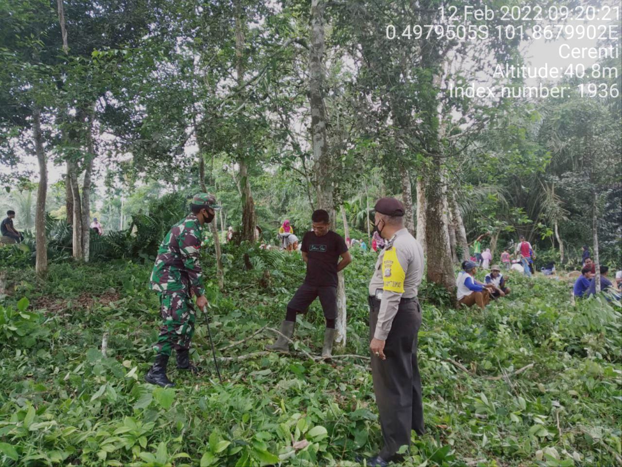 Babinsa Koramil 06/Cerenti Kodim 0302/ Inhu Gotong Royong Bantu Warga di Pulau Panjang Cerenti
