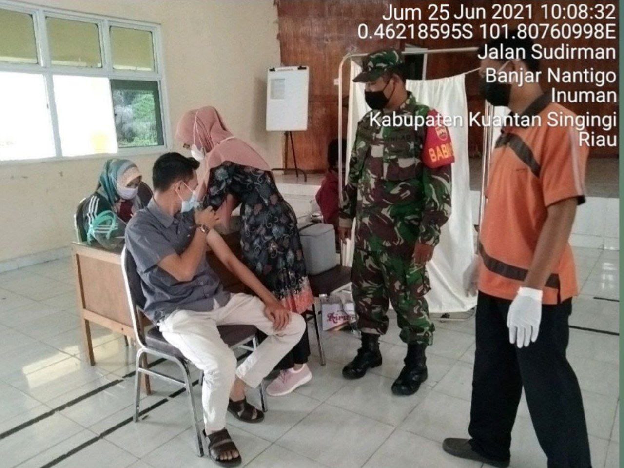Babinsa 06/Cerenti Dim 0302/Inhu Dan Mendampingi Tim Kesehatan Suntik Vaksinpak Yang Kedua