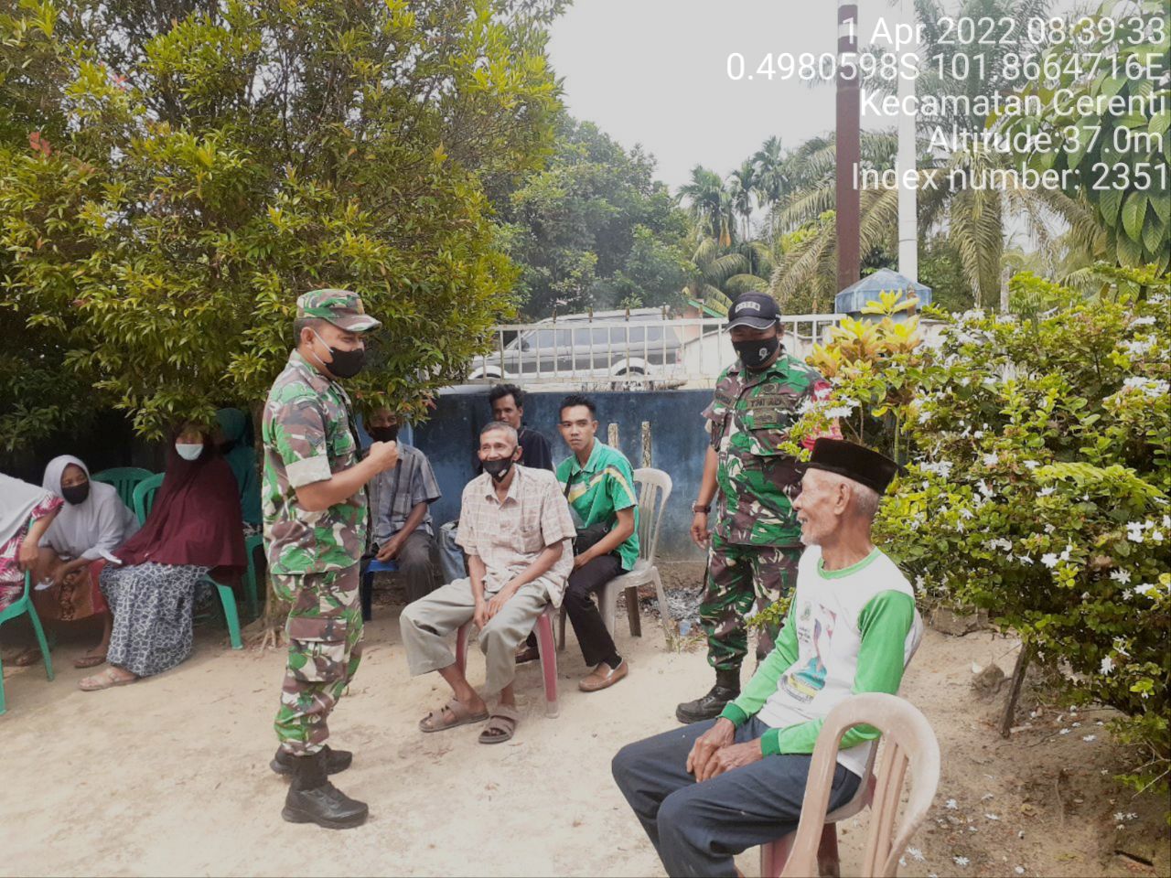 Babinsa Koramil 06/Cerenti Kodim 0302/Inhu  Berikan Sosialisasi Serta Himbauan Kepada Warga Agar Patuhi Prokes Covid-19 di Wilayah Teritorialnya