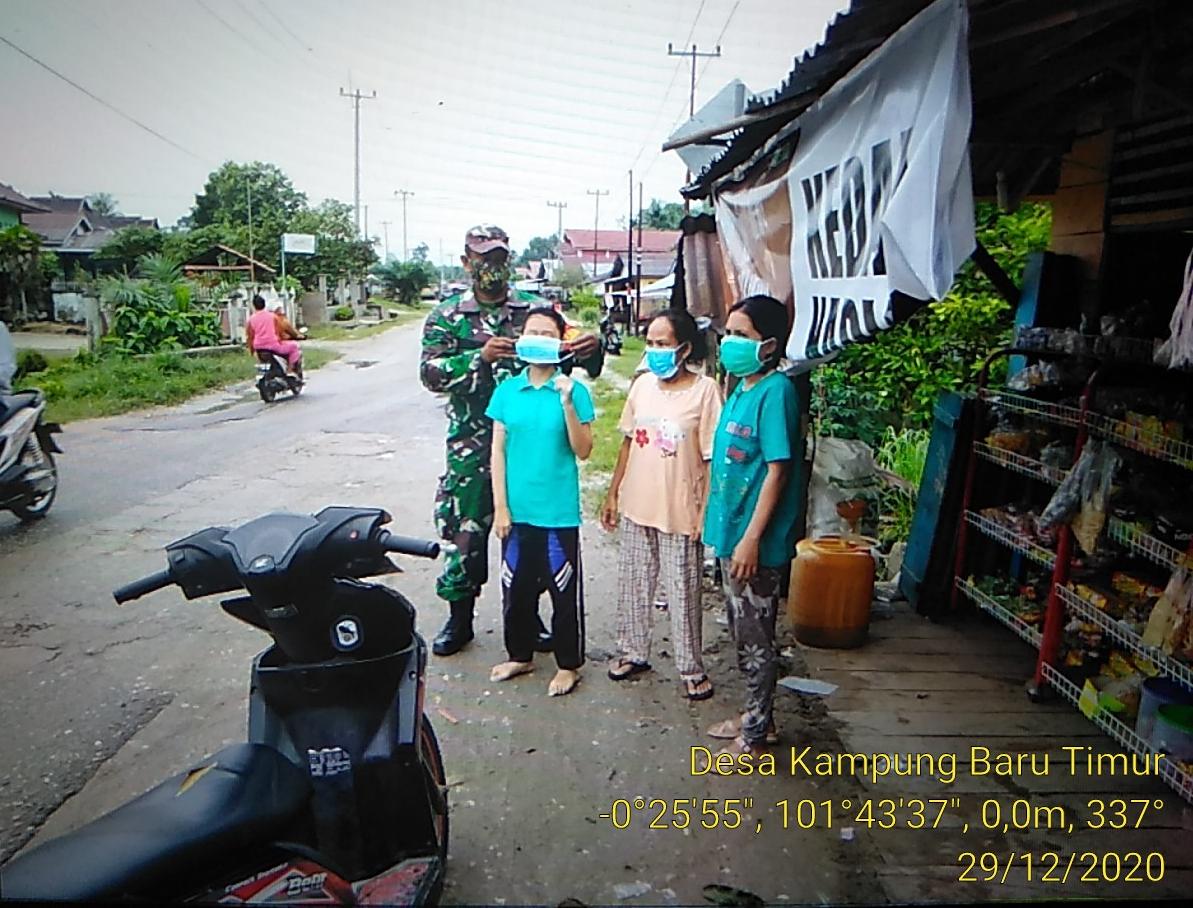 Cegah Penyebaran Covid-19, Koramil 06/Cerenti Dim 0302/Inhu Bagikan Masker Gratis Desa Kampung Baru Timur