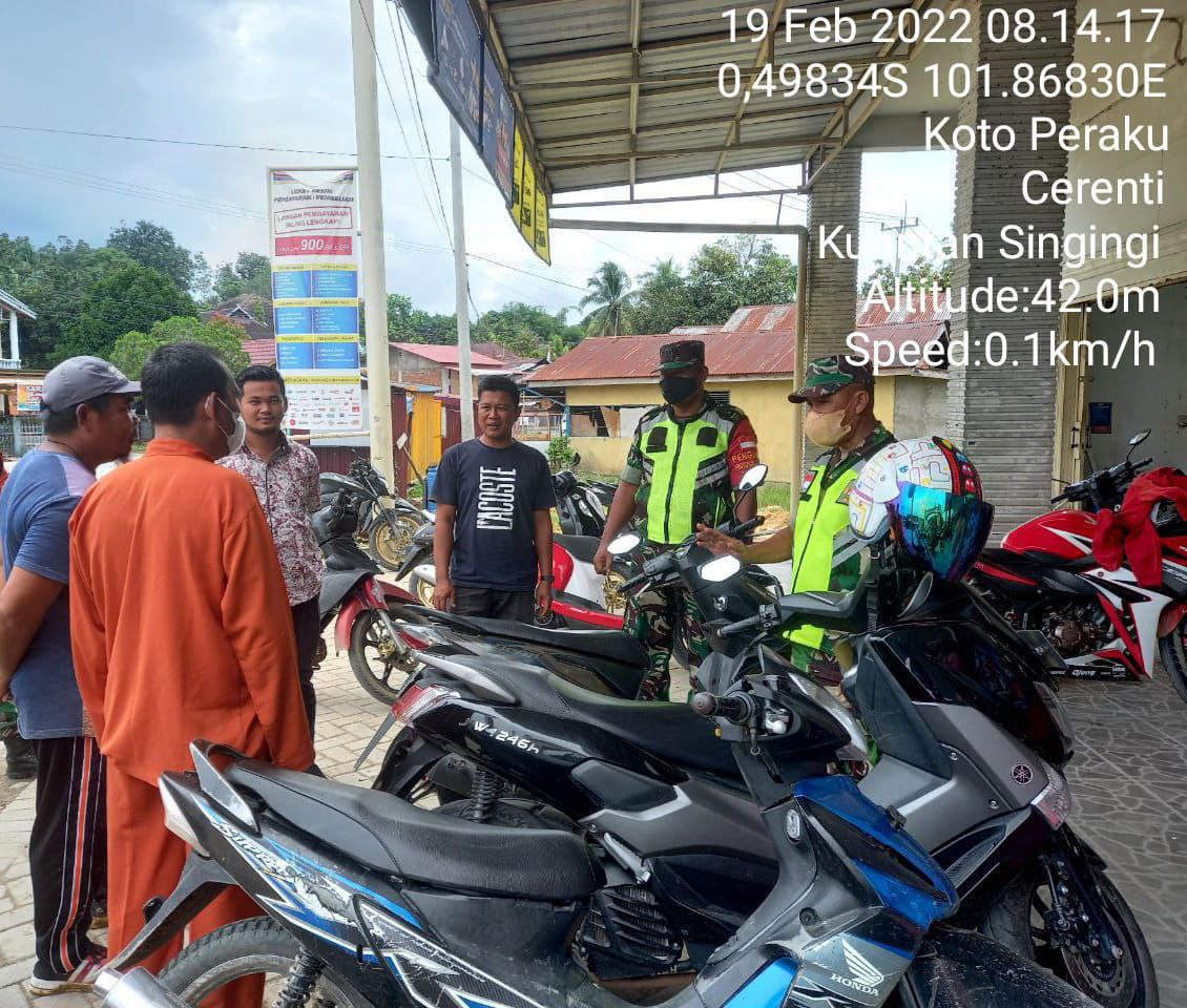 Babinsa Koramil 06/Cerenti Kodim 0302/Inhu Cegah Penularan Covid-19 Diwilayah Binaan, Berikan Himbauan Prokes di Salah Satu Tempat Keramaian