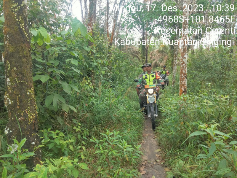 Serda Juanda Anggota  Babinsa Koramil 06/Cerenti Kodim 0302/Inhu Laksanakan Patroli Untuk Cegah Kebakaran Hutan Dan Lahan di Wilayah Teritorialnya