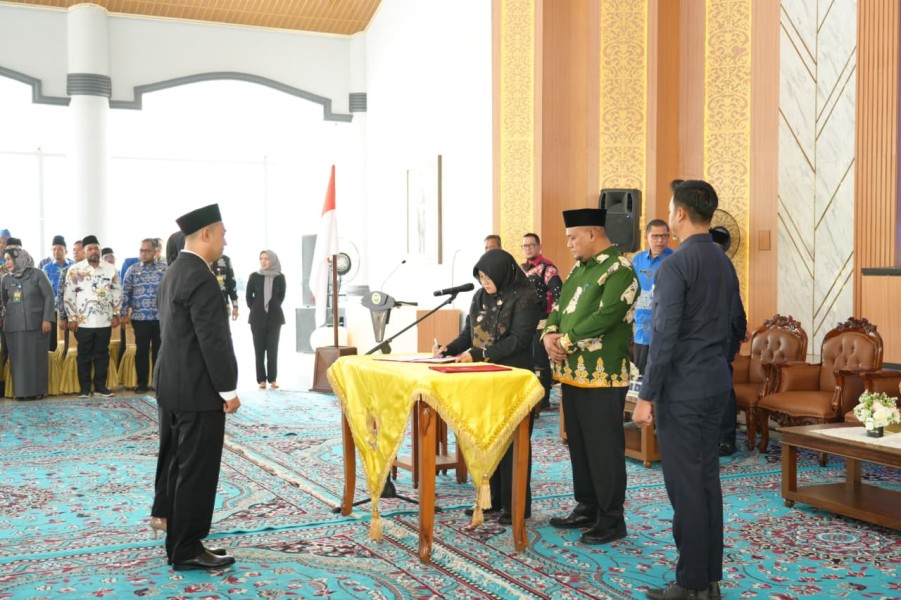 Lantik 60 Pejabat Administrator dan Pengawas, Bupati Siak Tekankan ASN Melayani Masyarakat
