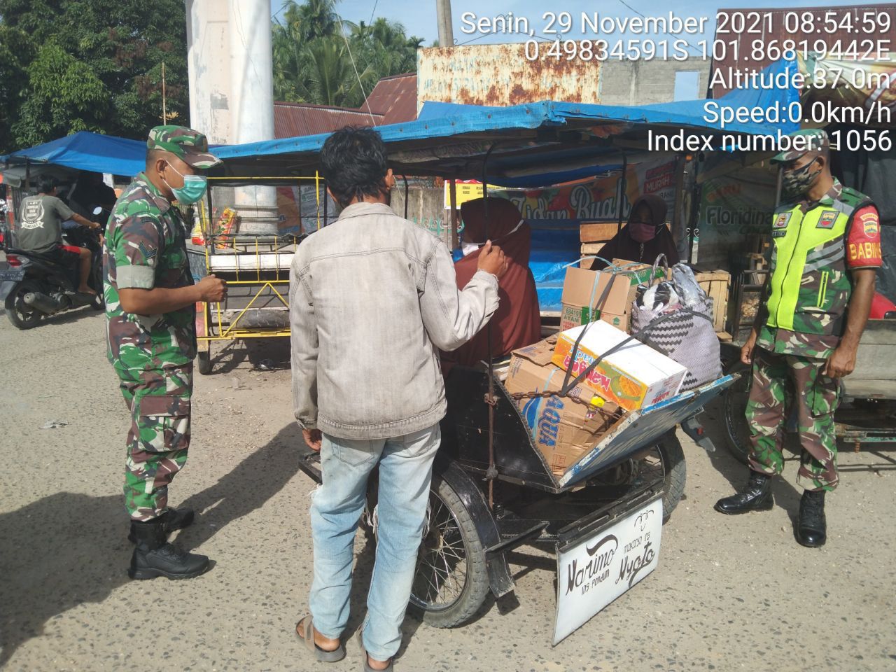 Babinsa Koramil 06/Cerenti Dim 0302/Inhu  Berikan Sosialisasi Serta Himbauan Kepada Warga Agar Patuhi Prokes Covid-19 di Desa Pasar Inuman