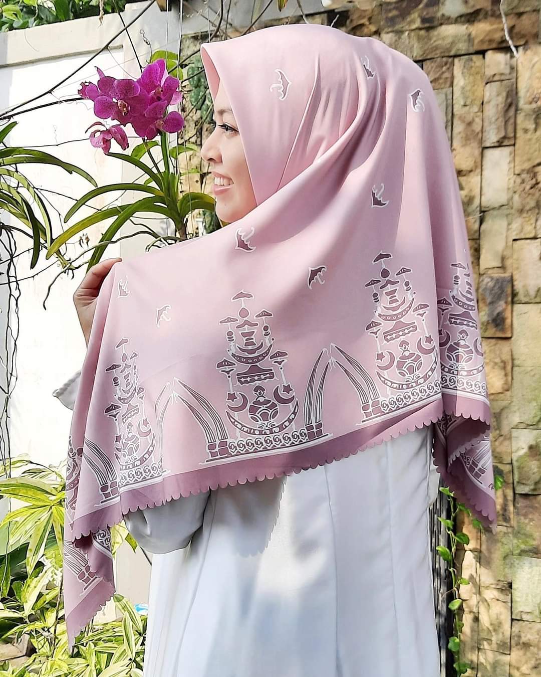 Hijab Trendi Di Desain Istri Bupati  Wella, Kuansing Scraf; Ajang Berdonasi Untuk Sesama