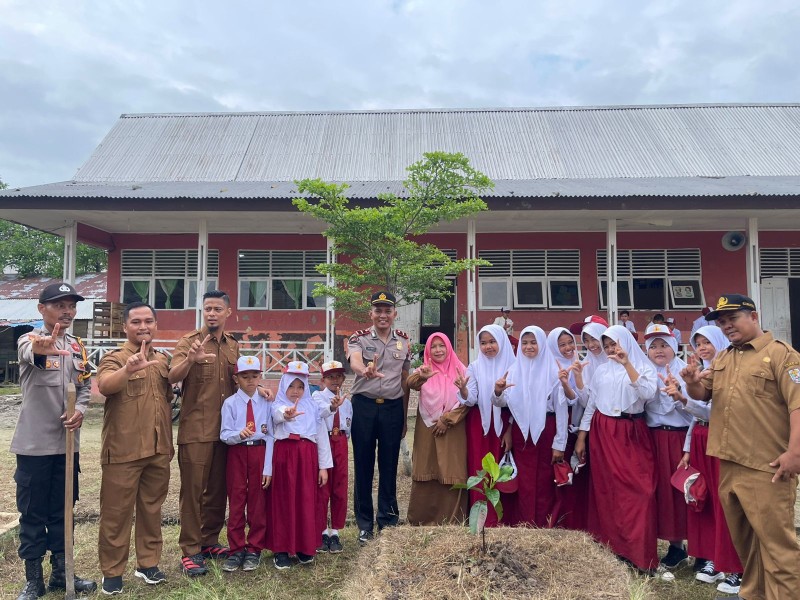 Upacara Berbeda di SDN 003 Teluk Meranti, Kapolsek Ajak Siswa Cinta Lingkungan