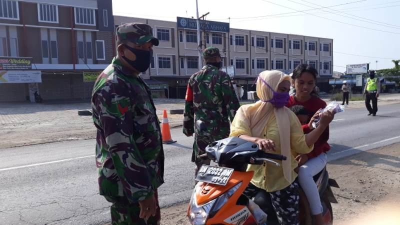 Babinsa Koramil 06/SH Bantu Pantau Check Point PSBB Kota Pekanbaru