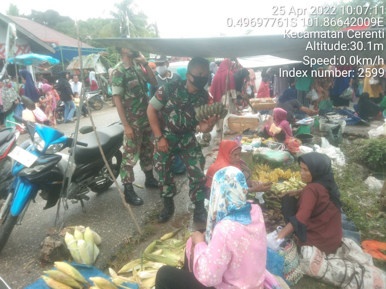 Babinsa Koramil 06/Cerenti Kodim 0302/Inhu Cek Harga Sembako Di Pasar Tradisional Kecamatan Cerenti