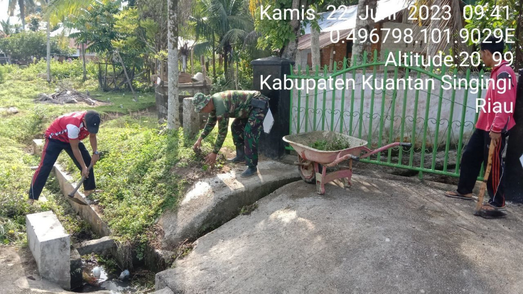 Bangun Keakraban Babinsa Koramil 06/Cerenti Dim 0302/Inhu Membantu Warga  Membersihkan Rumah Ibadah