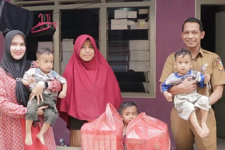Jadi Bapak Asuh Anak Stunting, Kepala Dinas Perkim Pekanbaru Beri Bantuan di Kecamatan Sail