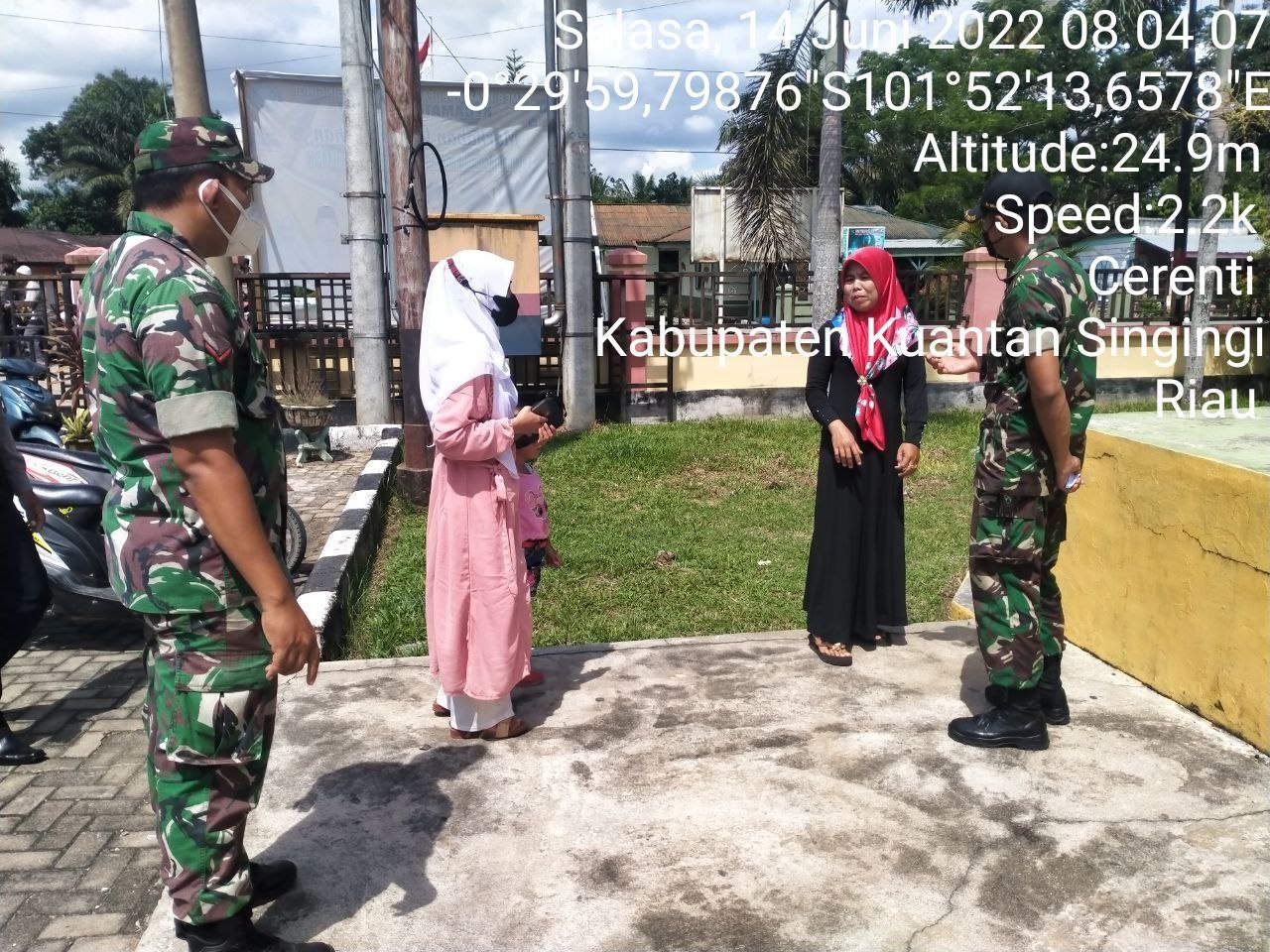 Babinsa Koramil 06/Cerenti Dim 0302/Inhu, Kopda Mohammad Soleh dan Kopda Irwan Berikan Sosialisasi Serta Himbauan Kepada Warga Agar Patuhi Prokes Covid-19