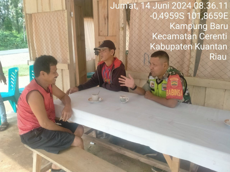 Serda Dumen Siregar Babinsa Koramil 06/Cerenti Kodim 0302/ Inhu Komsos Dengan Warga Desa Kampung Baru Kecamatan Cerenti