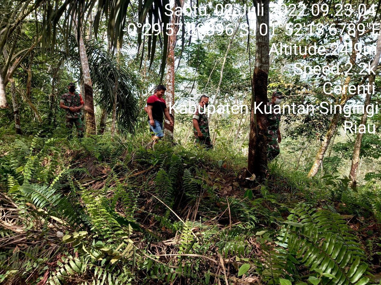 Kopda Mohammad Soleh Terus Tingkatkan Pengawasan Karlahut, Babinsa Koramil 06/ Cerenti Kodim 0302/ Inhu Laksanakan Patroli dan Sosialisasi Kepada Masyarakat di Koto Cerenti