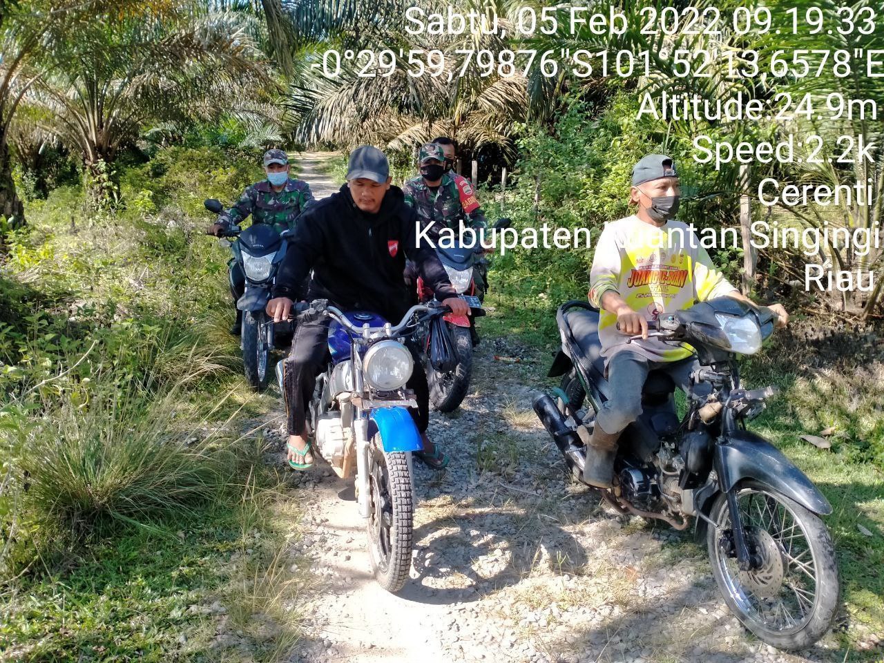 Tingkatkan Pengawasan Karlahut, Babinsa Koramil 06/ Cerenti Kodim 0302/ Inhu Laksanakan Patroli dan Sosialisasi Kepada Masyarakat