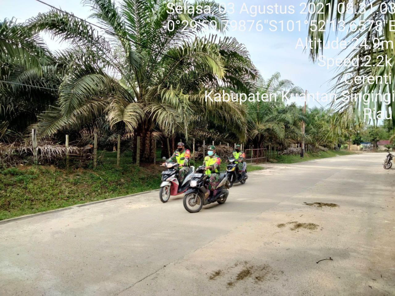 Tingkatkan Pengawasan Karlahut, Babinsa Koramil 06/ Cerenti Dim 0302/ Inhu, Kopda Mohamad Soleh Laksanakan Patroli dan Sosialisasi Kepada Masyarakat