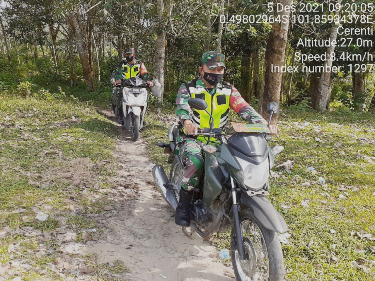 Sertu Firman Babinsa Koramil 06/Cerenti Kodim 0302/Inhu Laksanakan Patroli Untuk Cegah Kebakaran Hutan Dan Lahan di Desa Teluk Pauh Kecamatan Cerenti Kabupaten Kuansing