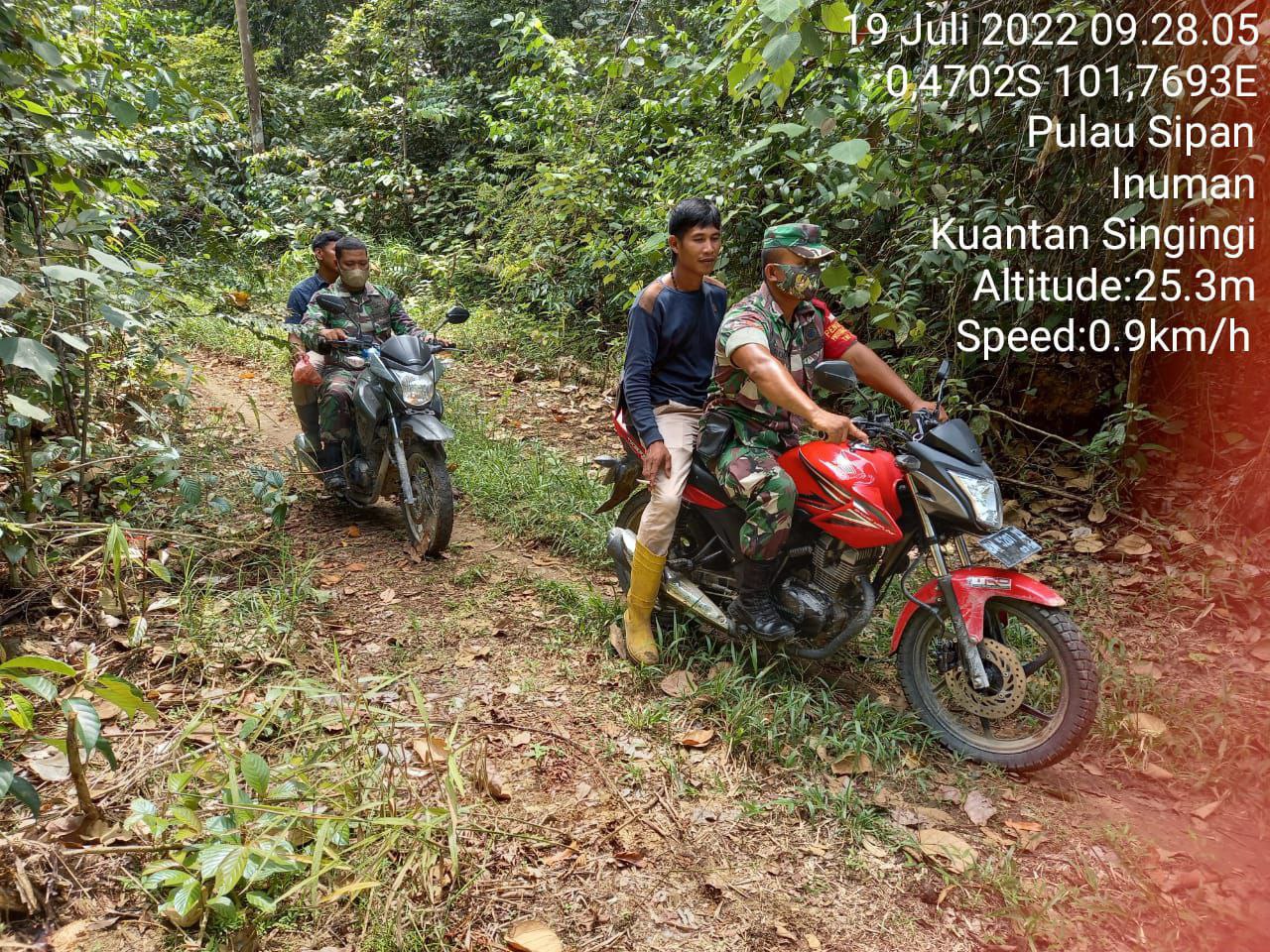 Babinsa Koramil 06/Cerenti Kodim 0302/Inhu Cegah Karhutla Babinsa Ajak Warga Binaan Patroli Dan Sosialisasi Tentang Bahaya Karhutla di Desa Pulau Sipan