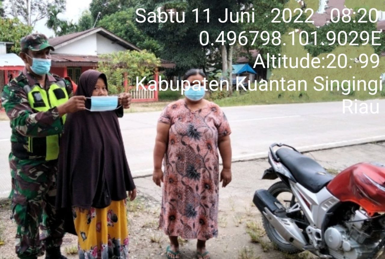 Babinsa Koramil 06/ Cerenti  Kodim 0302/Inhu,Serda Juanda Bagikan Masker  Kepada Warga di Desa Kampung Baru Koto Kecamatan Inuman Kabupaten Kuansing